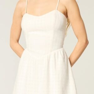 Elegant White Sleeveless Dress